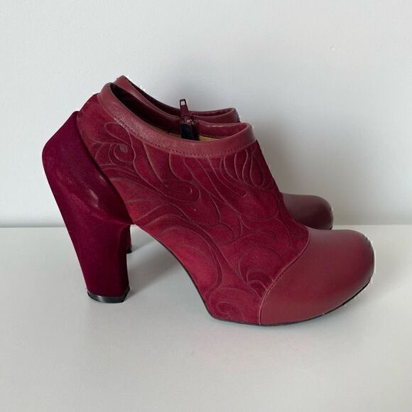 John Fluevog Red Booties Size 7 Burgundy Embossed Suede Velvet Heels Balthazar - Picture 3 of 14